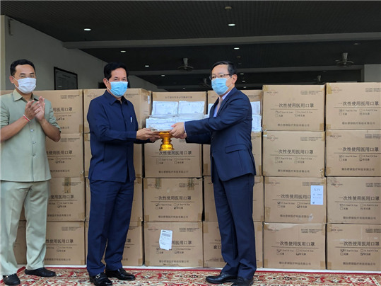 驻柬埔寨大使馆向金边市政府捐赠抗疫物资