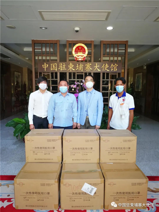 中国驻柬埔寨使馆向柬苏友谊医院等柬主要医疗机构捐赠抗疫物资图3